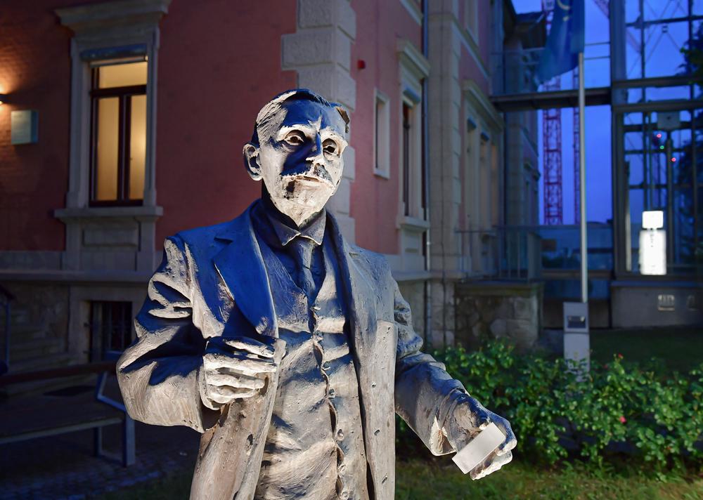 Statue von Otto Schott vor der Schott Villa